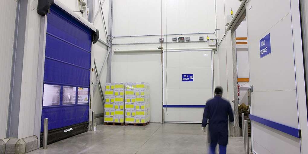 Porte flessibili per il settore agroalimentare che rinchiudono una esclusa frigorifera