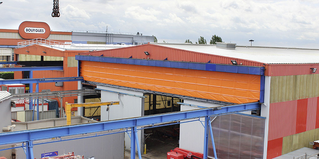 Tienduizenden openingen om 30 meter doorgang te openen van een brugkraan van deze onderhoudsdepot van Bouygues Soepele automatische poorten voor brugkraan