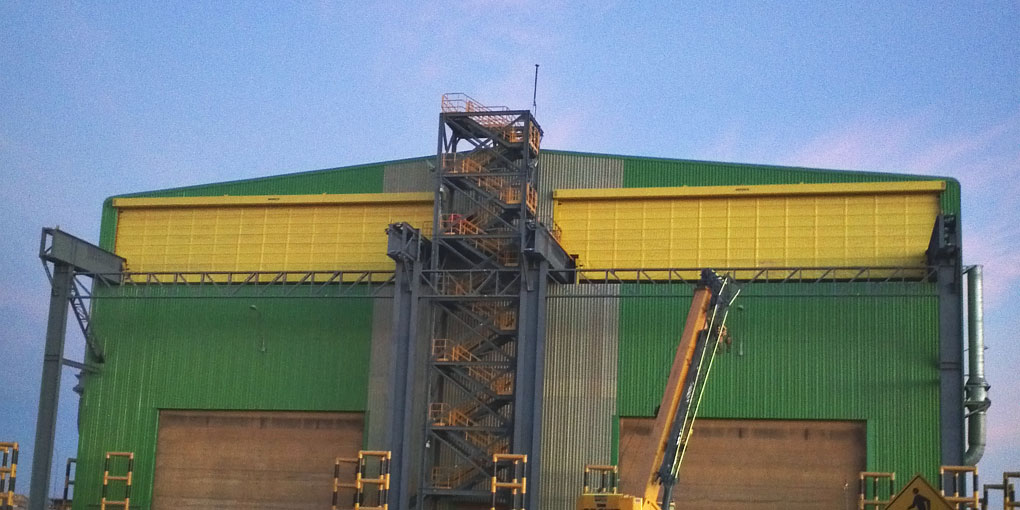 Geïnstalleerde snellooppoorten voor brugkranen in een mijngebouw in Chili. Soepele snellooppoorten voor burgkranen