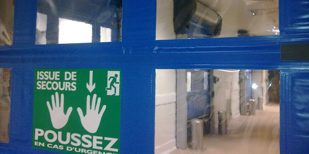 Porte souple pour salle blanche issue de secours