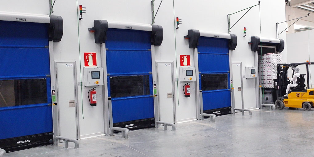Fast acting doors located at the entrances to yoghurt chilling tunnels of a Senoble Ibérica plant, supplier and partner to Mercadona, the leading superstore chain in Spain. High performance doors installed on conveyors in food industry