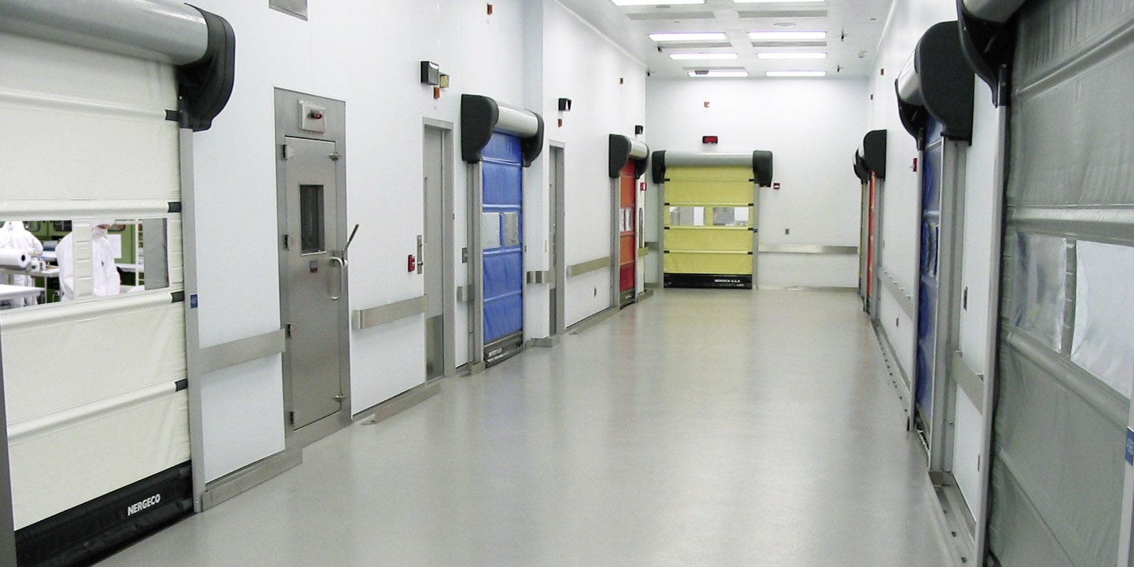 Dichte en reinigbare soepele snelloopdeuren voor cleanroomtoepassingen, farmaceutische nijverheid en cosmetica.