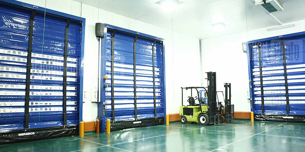 Portes souples double paroi isolant les chambres froides de la zone logistique pour la restauration aérienne de l'aéroport d'Erevan Portes rapides double paroi isolant les chambres froides de la zone logistique pour la restauration aérienne de l'aéroport d'Erevan