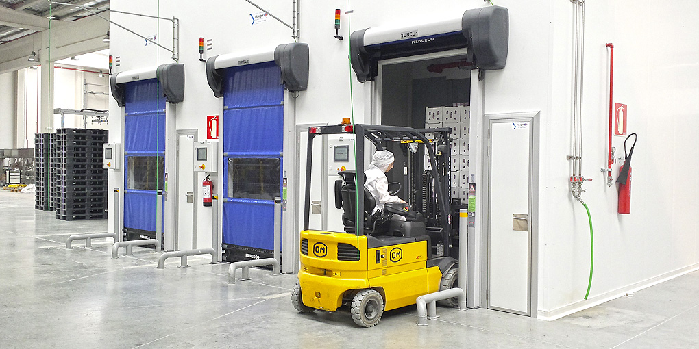 L'accès aux tunnels de refroidissement chez Senoble Iberia se fait par des Nergeco Entrematic Tunnels de surgélation fermés par portes isothermes souples rapides