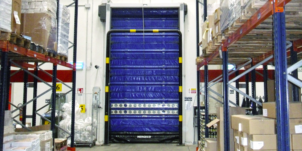 Entre frais positif et ambiant, lorsque la taille dépasse celle des portes frigorifiques Nergeco Entrematic, la solution des portes à double paroi pour l'extérieur reste adaptée Portes souple antipont thermique
