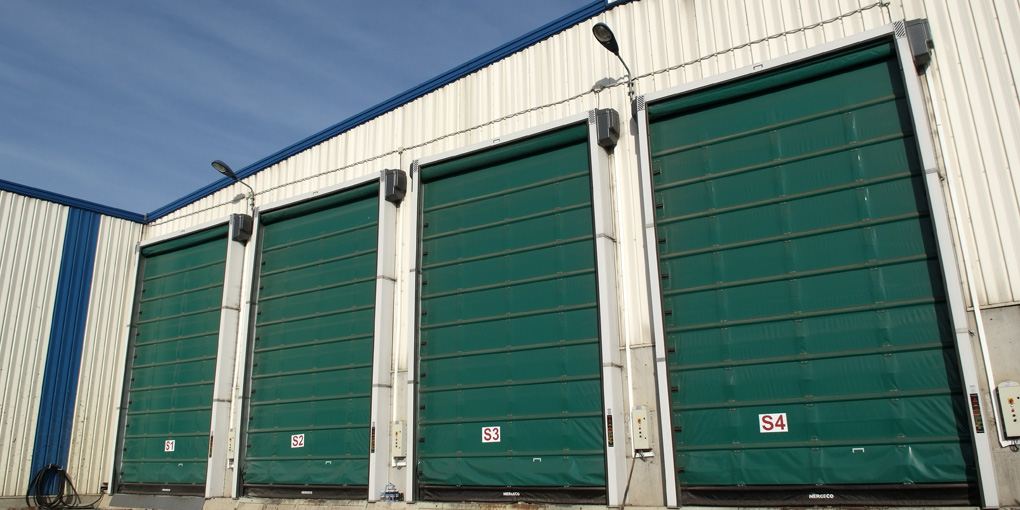 Porte rapide industriali in fabbrica di concime